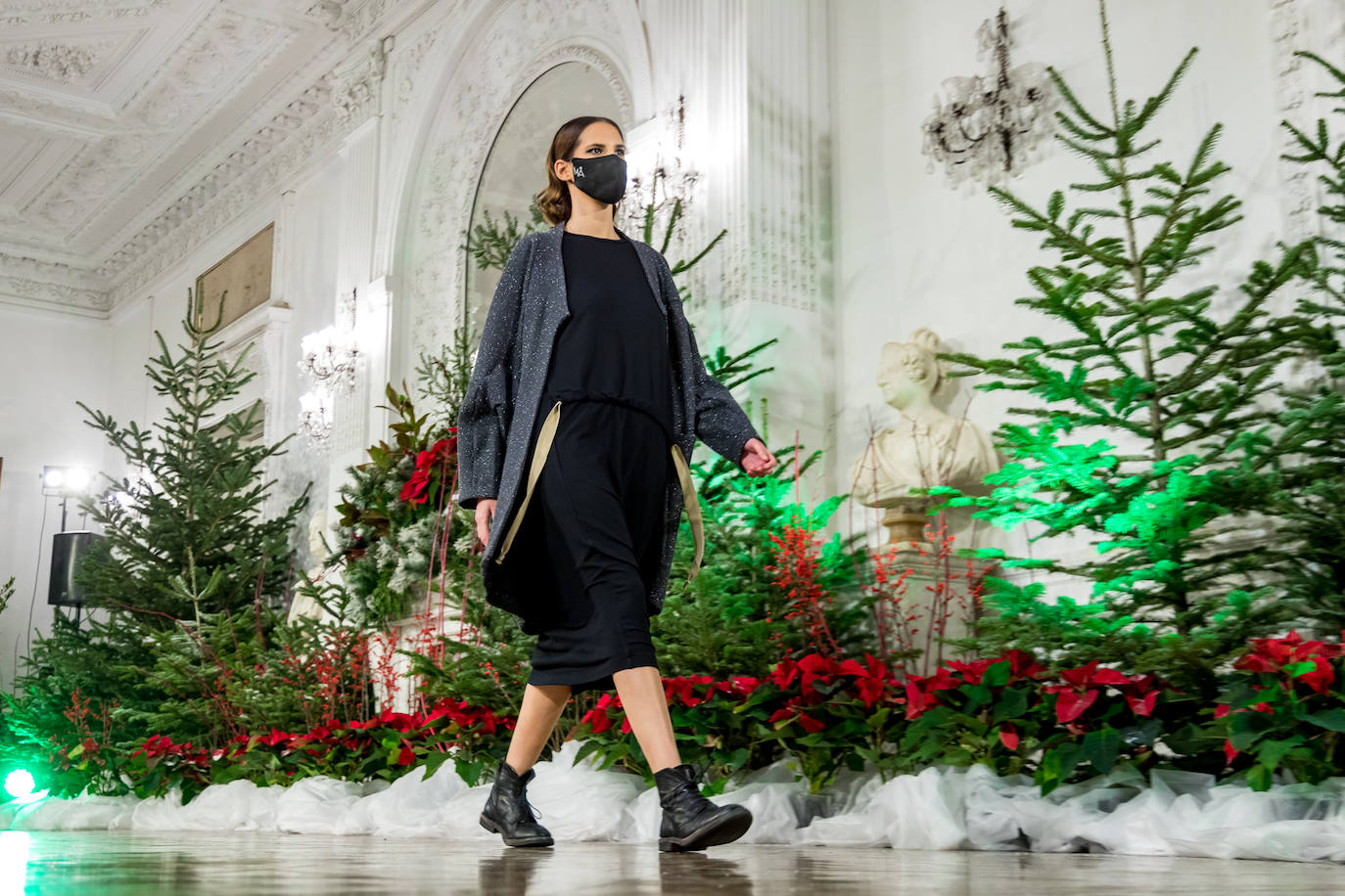 Akukuna presentó un formato de colección innovador basado en el 'do it yourself y Ekomodo, por su parte, unas creaciones basadas en la optimización en la gestión de los residuos. Maider Alzaga y su búsqueda de la comodidad, la marca sostenible Luhei, y las líneas puras de Ane San José demostraron que se puede rebosar estilo a la vez que cuidar del planeta