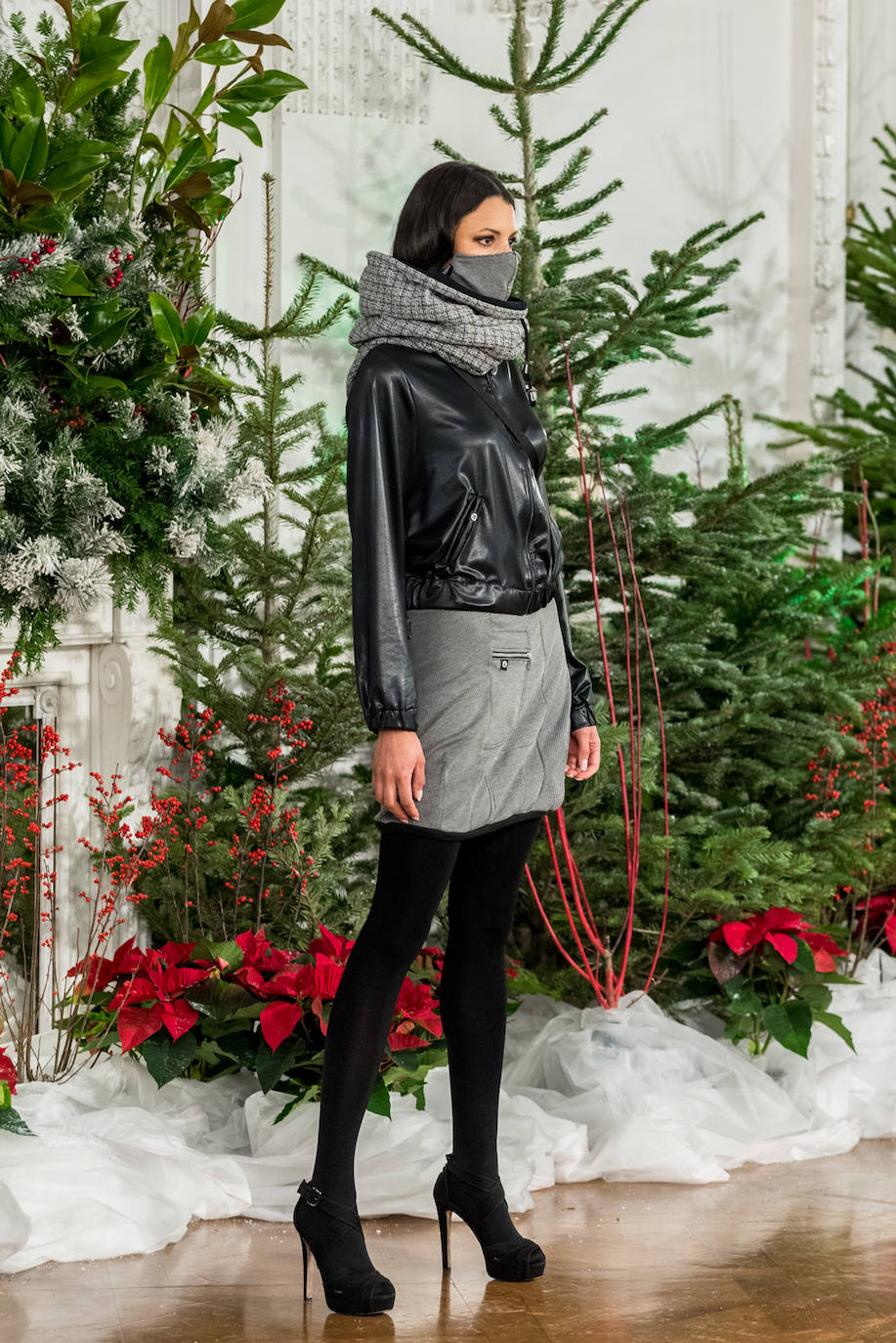 Akukuna presentó un formato de colección innovador basado en el 'do it yourself y Ekomodo, por su parte, unas creaciones basadas en la optimización en la gestión de los residuos. Maider Alzaga y su búsqueda de la comodidad, la marca sostenible Luhei, y las líneas puras de Ane San José demostraron que se puede rebosar estilo a la vez que cuidar del planeta