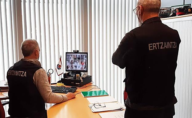 La Ertzaintza identifica a tres personas que captaban a mujeres menores de edad para realizar pornografía online ante miles de espectadores