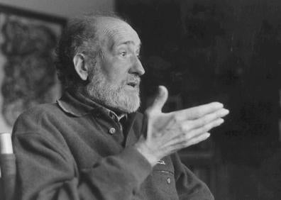 Imagen secundaria 1 - Arriba: Antxon Areizaga con la maqueta de la obra. A la izquierda: Imagen de Remigio Mendiburu en 1989. (INSAUSTI) A la derecha: Imagen de Remigio Mendiburu en 1989.