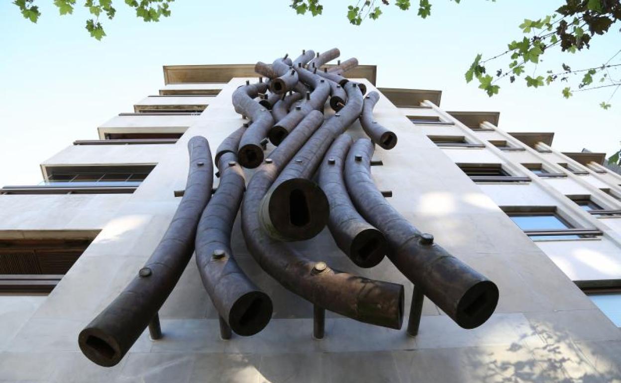 La escultura de Mendiburu en la Avenida de la Libertad, vista desde abajo. 