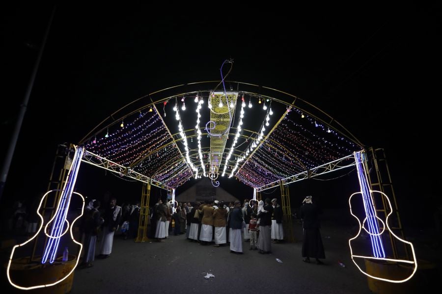 Los yemeníes bailan durante una ceremonia de boda tradicional en Sana'a. Según las estrictas tradiciones musulmanas , hombres y mujeres tienen su propia celebración por separado. 