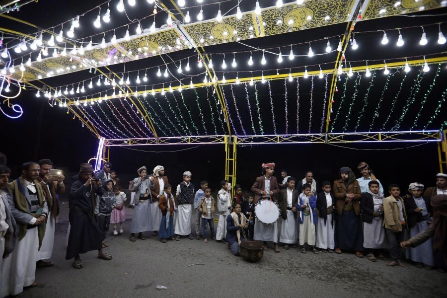 Los yemeníes bailan durante una ceremonia de boda tradicional en Sana'a. Según las estrictas tradiciones musulmanas , hombres y mujeres tienen su propia celebración por separado. 