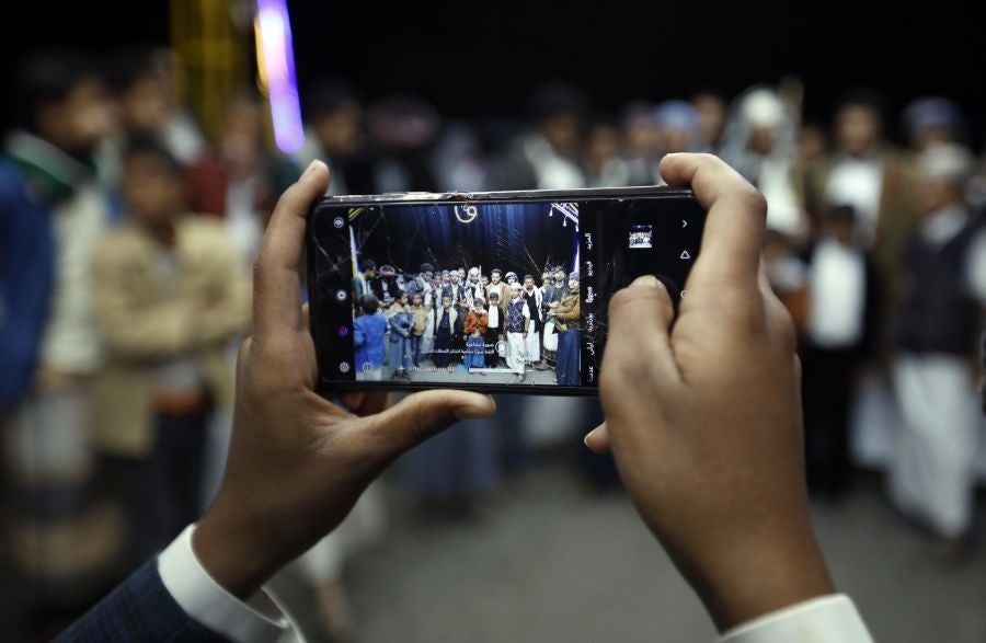 Los yemeníes bailan durante una ceremonia de boda tradicional en Sana'a. Según las estrictas tradiciones musulmanas , hombres y mujeres tienen su propia celebración por separado. 