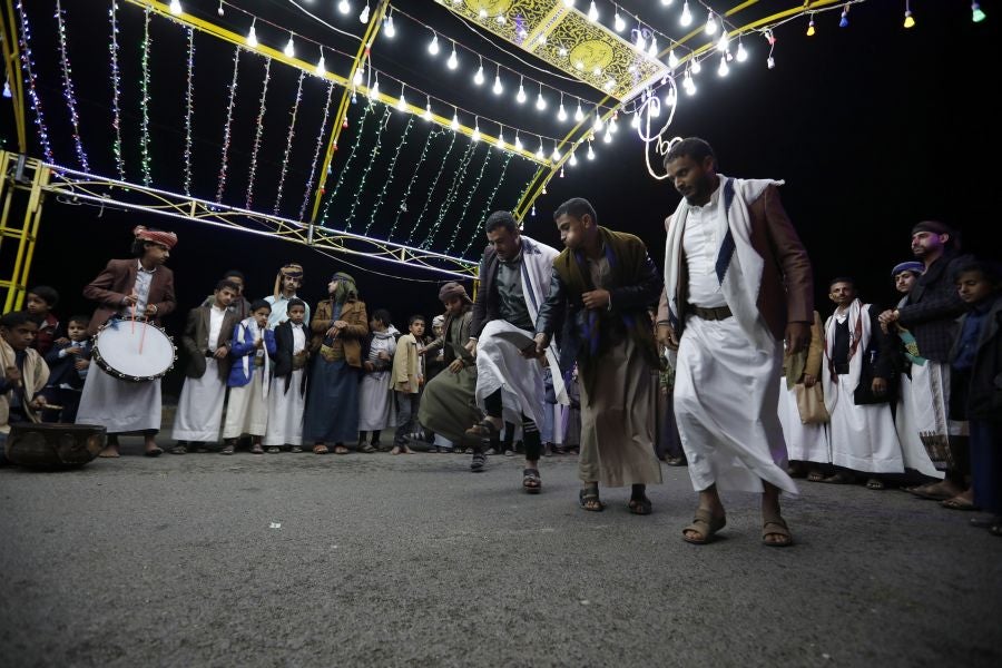 Los yemeníes bailan durante una ceremonia de boda tradicional en Sana'a. Según las estrictas tradiciones musulmanas , hombres y mujeres tienen su propia celebración por separado. 