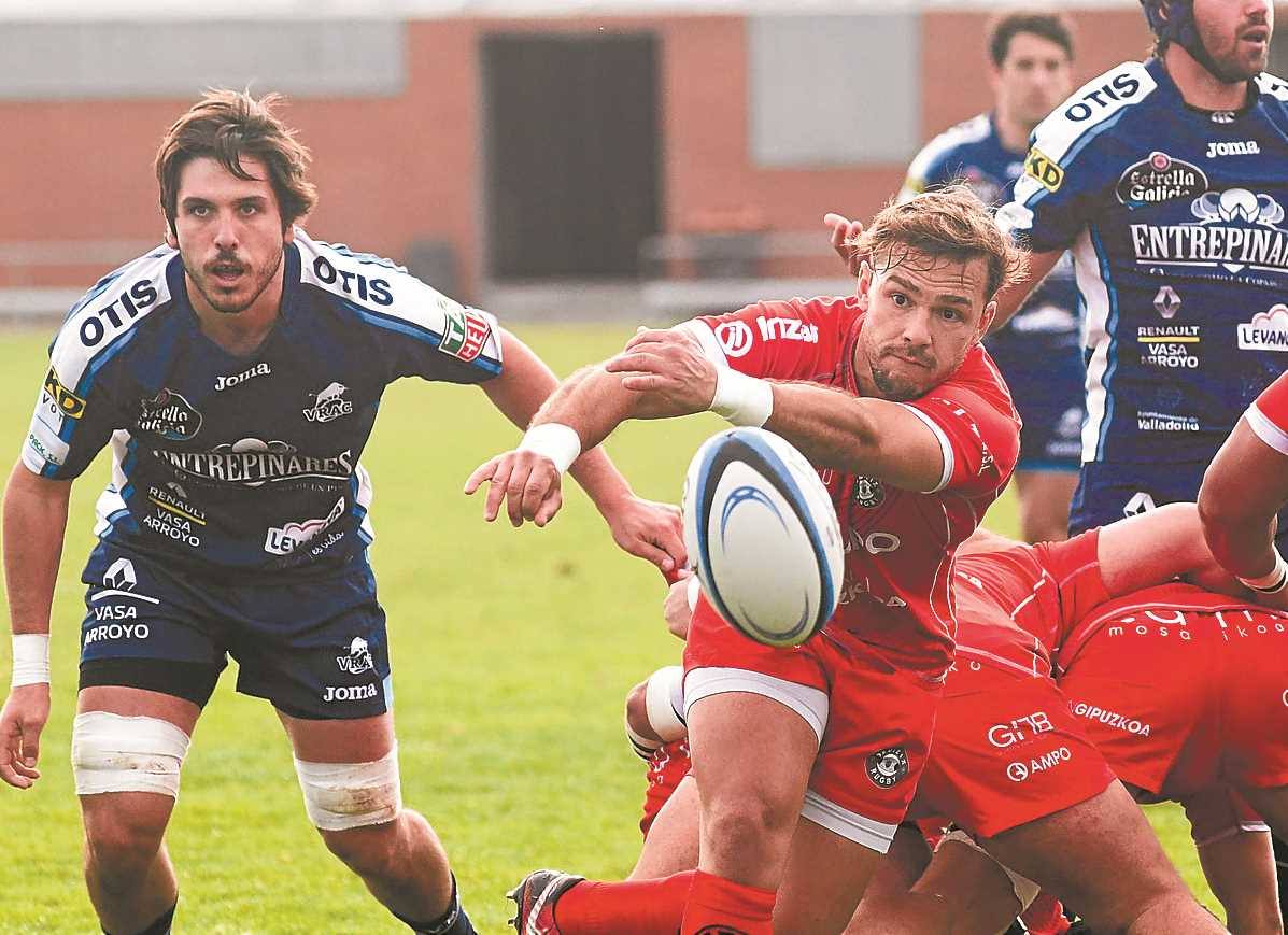 Lescano pasa el balón, ayer por la mañana en el Pepe Rojo de Valladolid.