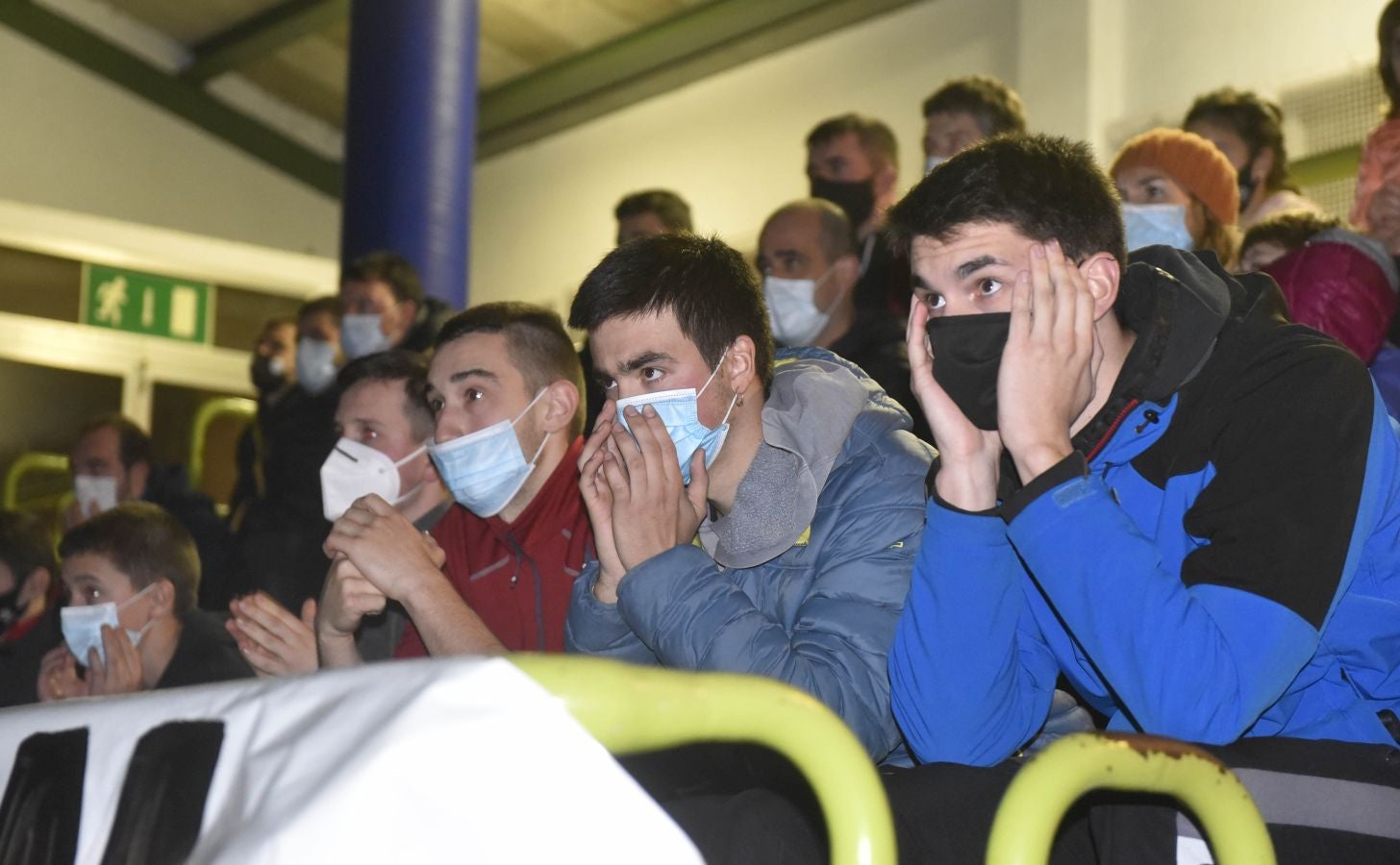 Lizartza se ha volcado con su vecino Erik Jaka, que este domingo se caló la preciada txapela del campeonato Manomanista. Desde primera hora del día amigos y allegados despidieron al pelotari cuando se dirigía a disputar la final con pancartas de ánimo. Por la tarde siguieron la final en el polideportivo.