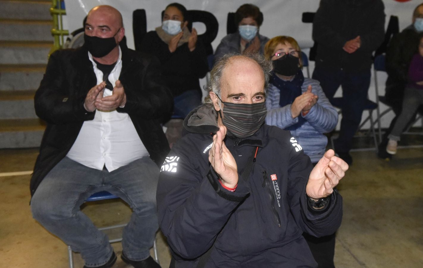 Lizartza se ha volcado con su vecino Erik Jaka, que este domingo se caló la preciada txapela del campeonato Manomanista. Desde primera hora del día amigos y allegados despidieron al pelotari cuando se dirigía a disputar la final con pancartas de ánimo. Por la tarde siguieron la final en el polideportivo.