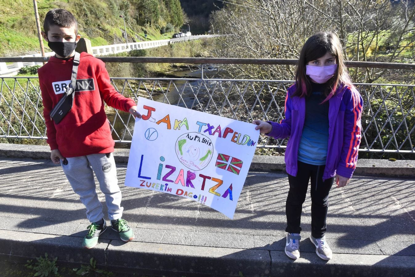 Lizartza se ha volcado con su vecino Erik Jaka, que este domingo se caló la preciada txapela del campeonato Manomanista. Desde primera hora del día amigos y allegados despidieron al pelotari cuando se dirigía a disputar la final con pancartas de ánimo. Por la tarde siguieron la final en el polideportivo.