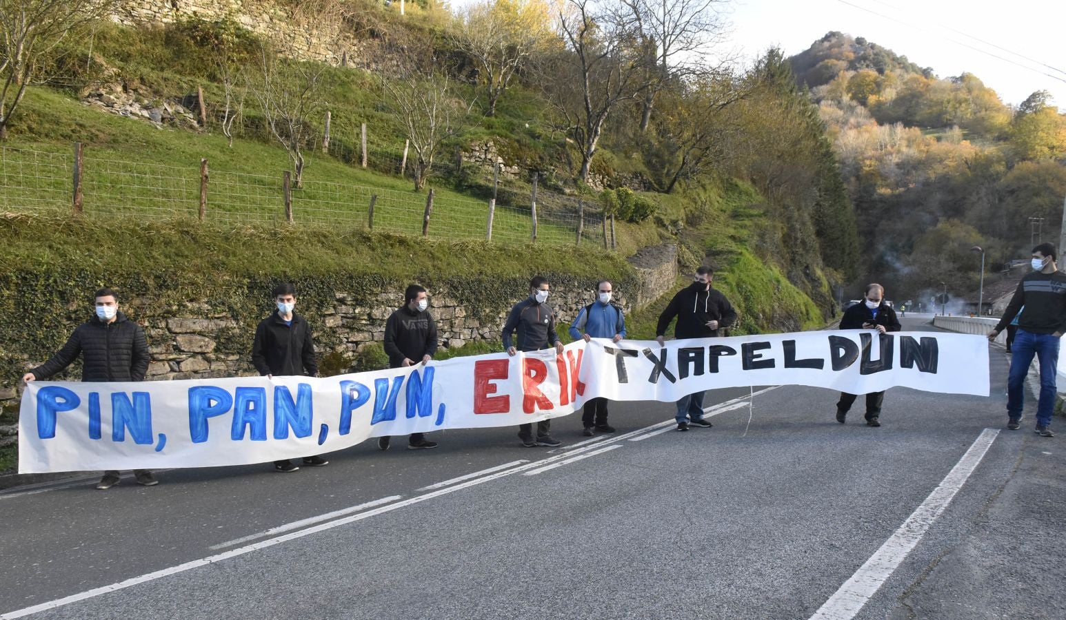 Lizartza se ha volcado con su vecino Erik Jaka, que este domingo se caló la preciada txapela del campeonato Manomanista. Desde primera hora del día amigos y allegados despidieron al pelotari cuando se dirigía a disputar la final con pancartas de ánimo. Por la tarde siguieron la final en el polideportivo.