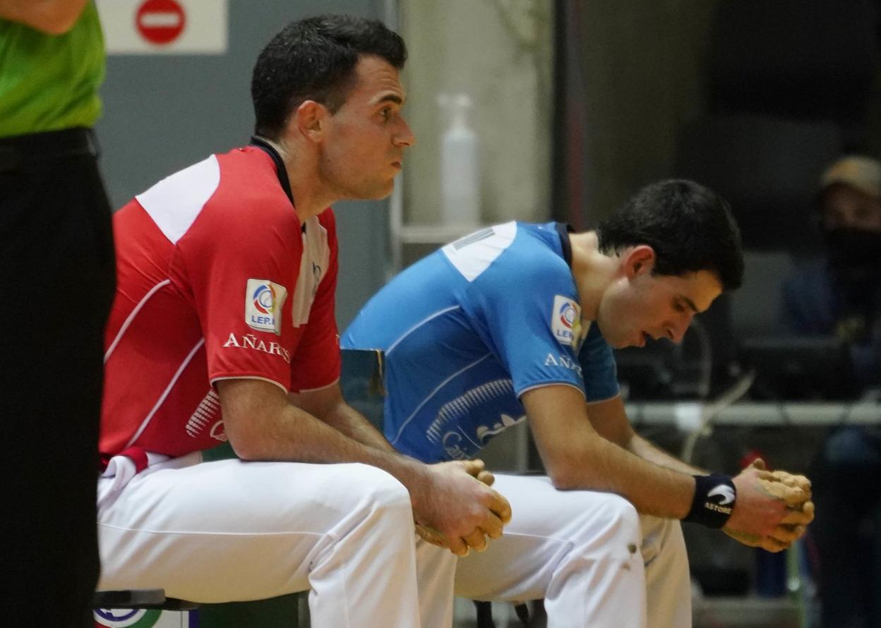 Erik Jaka y Jokin Altuna recuperan fuerzas en el setde descanso, tras un tanto muy peloteado en unafinal dura que exigió al máximo a ambos pelotarisen la lucha por la txapela. 