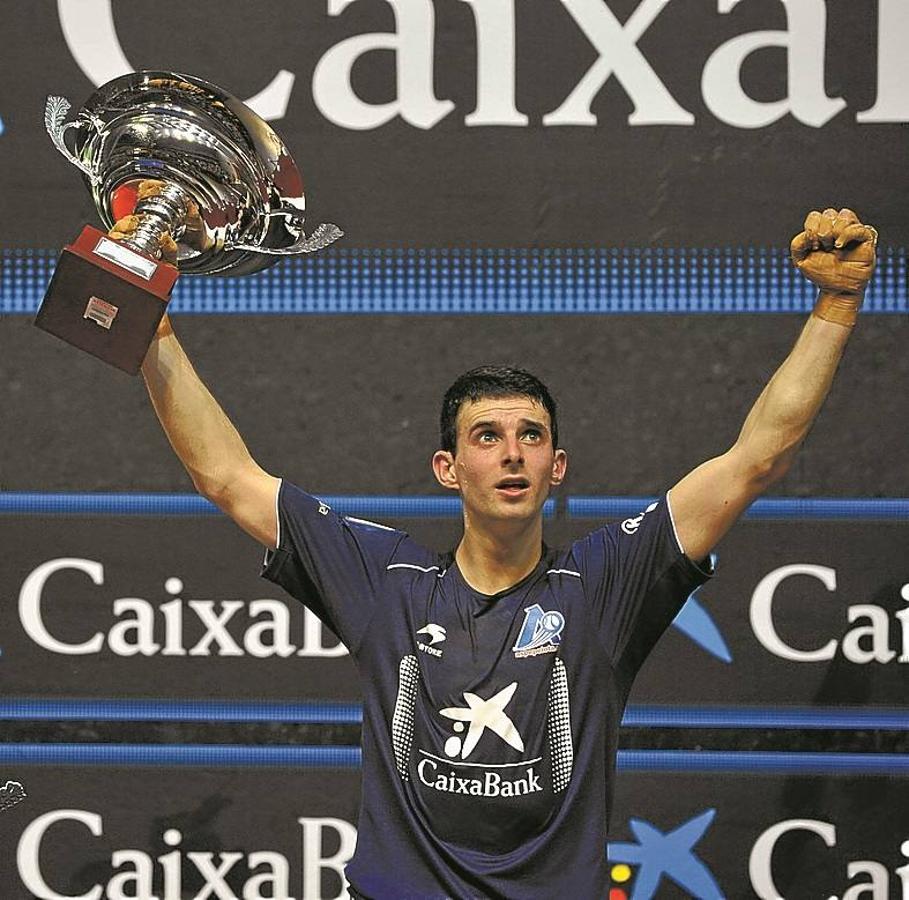 Altuna III. Delantero amezketarra, tercero de una dinastía en la que le preceden dos tíos remontistas, se impuso a Olaizola II en la primera de sus dos finales, la de 2018, a la que corresponde la imagen. Ayer tuvo que conformarse con el subcampeonato.