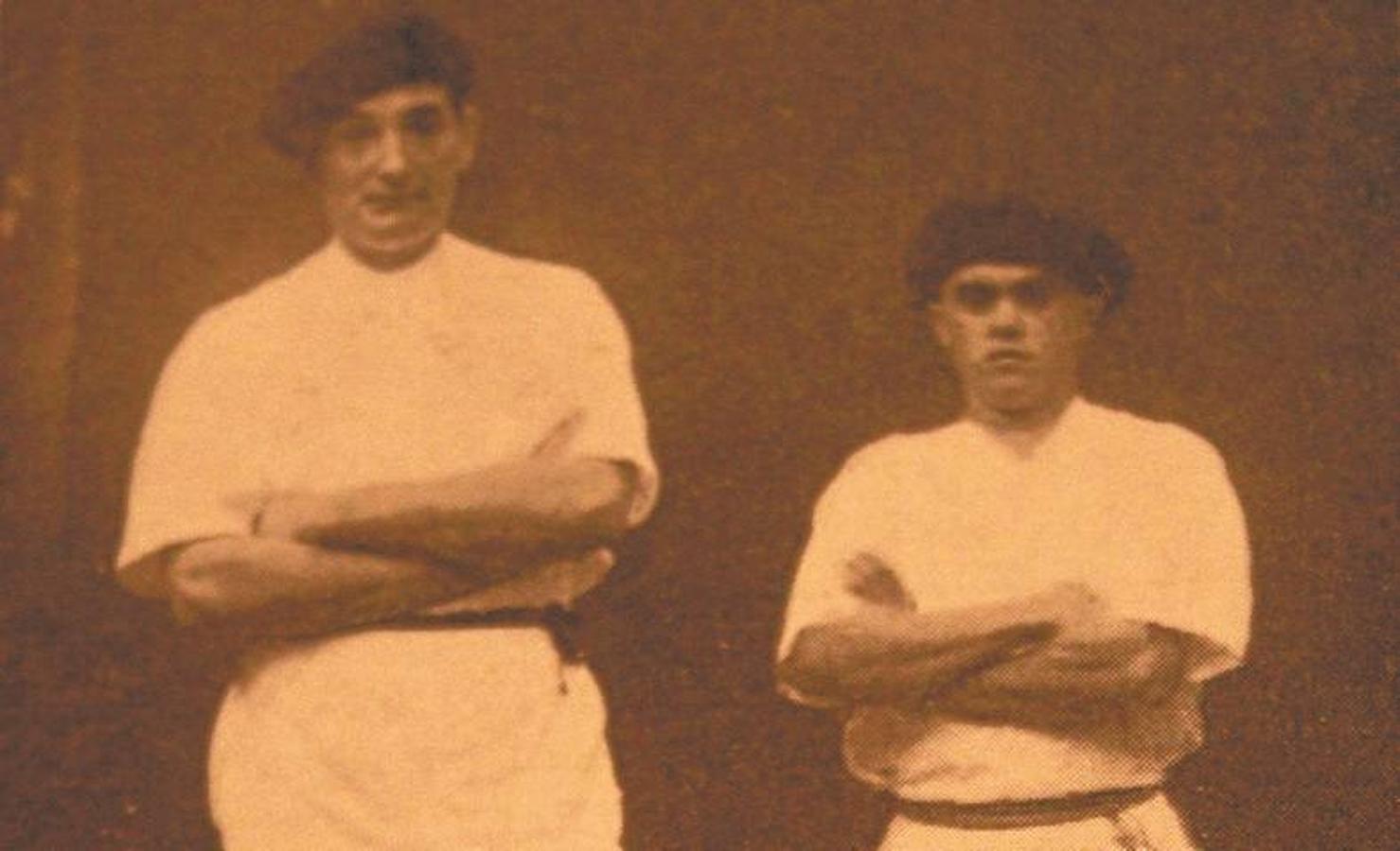 Mondragonés. El arrasatearra Juan Bautista Azkarate -en la imagen junto a su sucesor Atano III- fue un zaguero de leyenda que destacaba como pegador. Alto y fuerte, marcó una época.