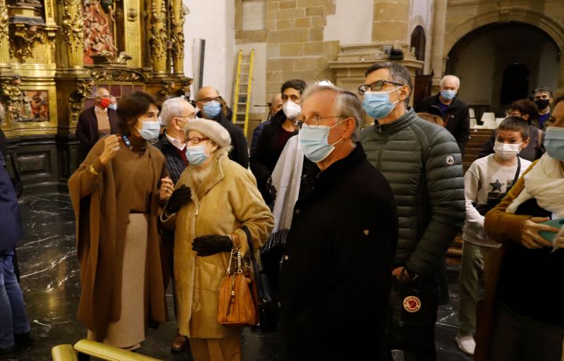 Muchos eibarreses se acercaron a ver la pintura. 