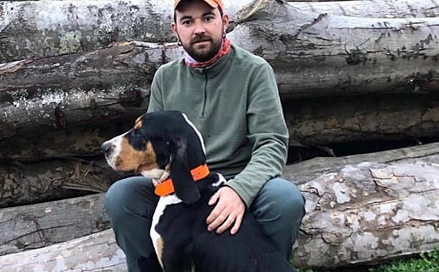 Jokin Artola 'Txato', con uno de sus perros de caza.