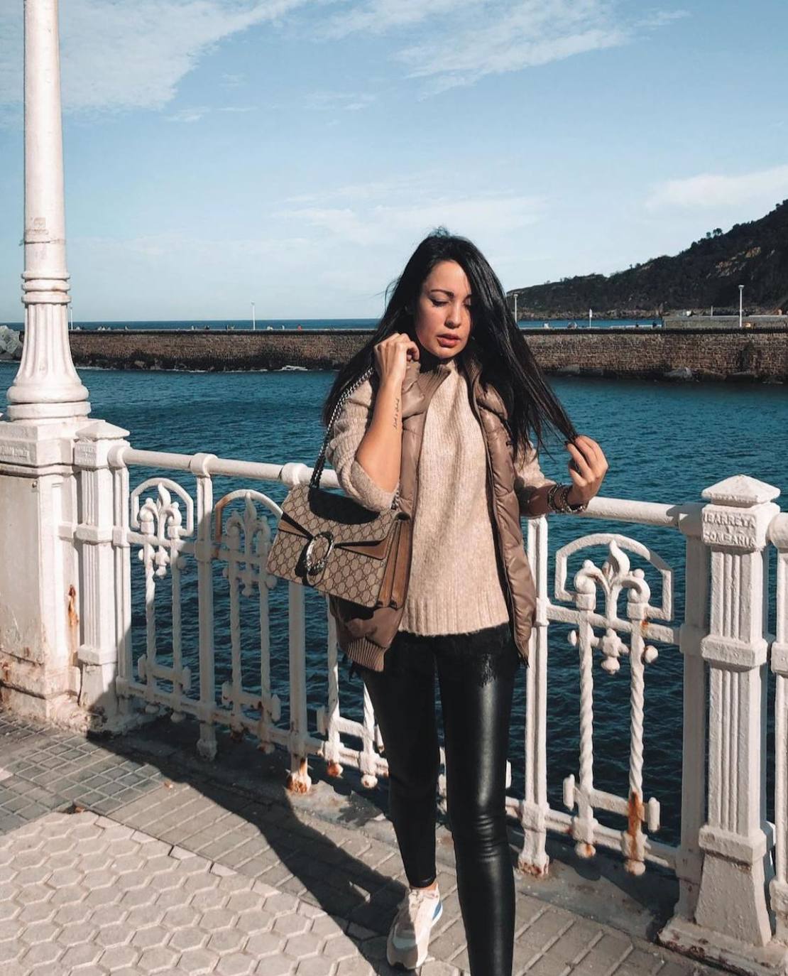 Si todavía no tienes muy claro lo que es tendencia para este otoño-invierno tan irregular, te proponemos 18 looks para afrontar las estaciones más frías y húmedas del año sin perder un ápice de estilo. Toma nota de las propuestas estilísticas de los rostros gipuzcoanos más reconocidos de la red digital, con la mezcla de básicos y prendas 'top' de la campaña como máxima exponente