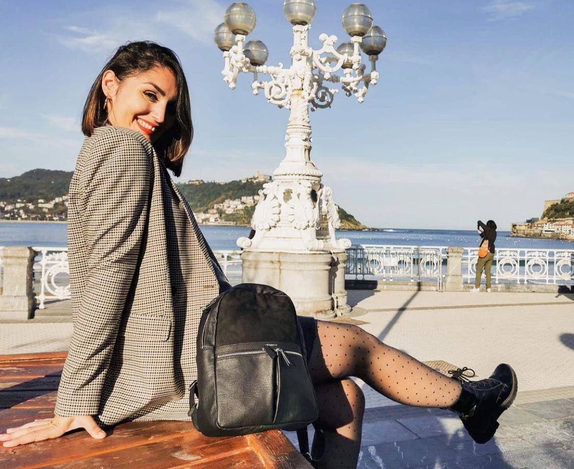 Si todavía no tienes muy claro lo que es tendencia para este otoño-invierno tan irregular, te proponemos 18 looks para afrontar las estaciones más frías y húmedas del año sin perder un ápice de estilo. Toma nota de las propuestas estilísticas de los rostros gipuzcoanos más reconocidos de la red digital, con la mezcla de básicos y prendas 'top' de la campaña como máxima exponente