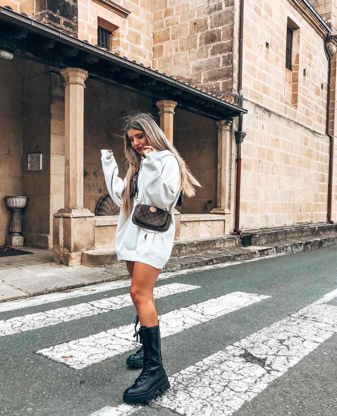 Si todavía no tienes muy claro lo que es tendencia para este otoño-invierno tan irregular, te proponemos 18 looks para afrontar las estaciones más frías y húmedas del año sin perder un ápice de estilo. Toma nota de las propuestas estilísticas de los rostros gipuzcoanos más reconocidos de la red digital, con la mezcla de básicos y prendas 'top' de la campaña como máxima exponente