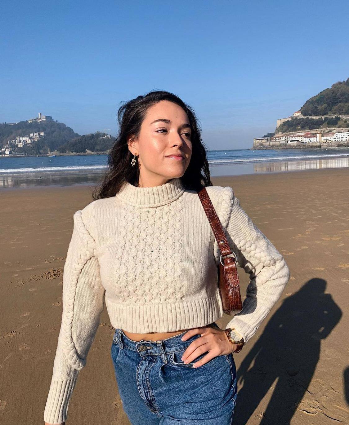 Si todavía no tienes muy claro lo que es tendencia para este otoño-invierno tan irregular, te proponemos 18 looks para afrontar las estaciones más frías y húmedas del año sin perder un ápice de estilo. Toma nota de las propuestas estilísticas de los rostros gipuzcoanos más reconocidos de la red digital, con la mezcla de básicos y prendas 'top' de la campaña como máxima exponente