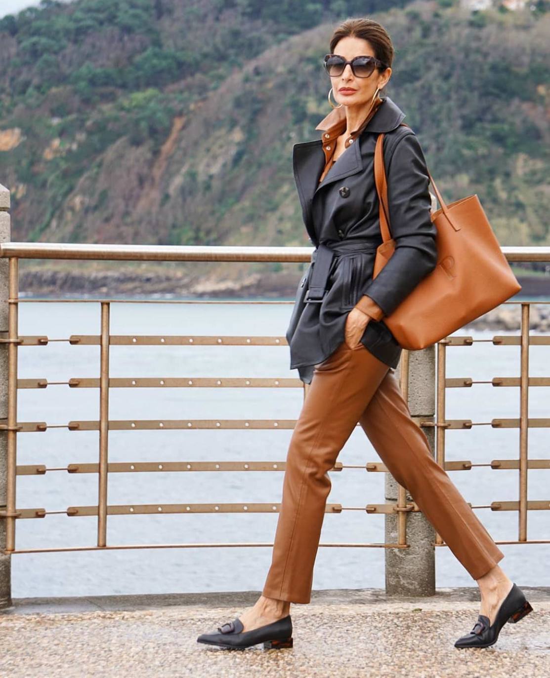 Si todavía no tienes muy claro lo que es tendencia para este otoño-invierno tan irregular, te proponemos 18 looks para afrontar las estaciones más frías y húmedas del año sin perder un ápice de estilo. Toma nota de las propuestas estilísticas de los rostros gipuzcoanos más reconocidos de la red digital, con la mezcla de básicos y prendas 'top' de la campaña como máxima exponente