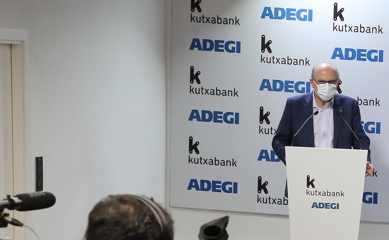 Javier García expone su ponencia en presencia de los presidentes de Kutxabank y de Adegi, Gregorio Villalabeitia y Eduardo Junkera, respectivamente. 