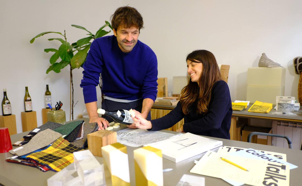 Borja Garmendia y Aurora Polo trabajan en su estudio de Hondarribia. 