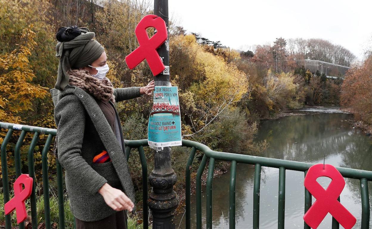 Lazos rojos. Una joven participa en un acto por la lucha contra el sida en Pamplona. 