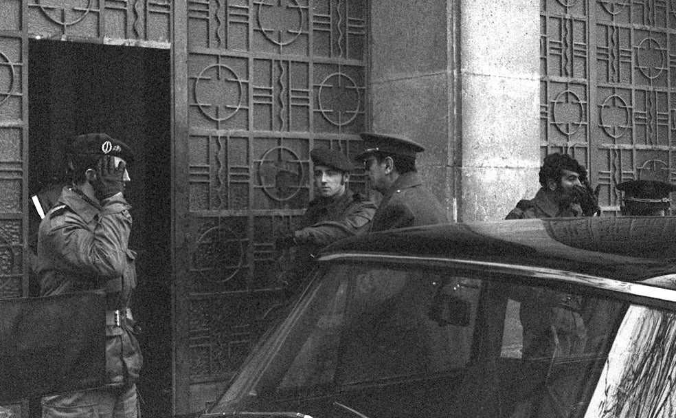 Un alto cargo del Ejército a la llegada al juicio.