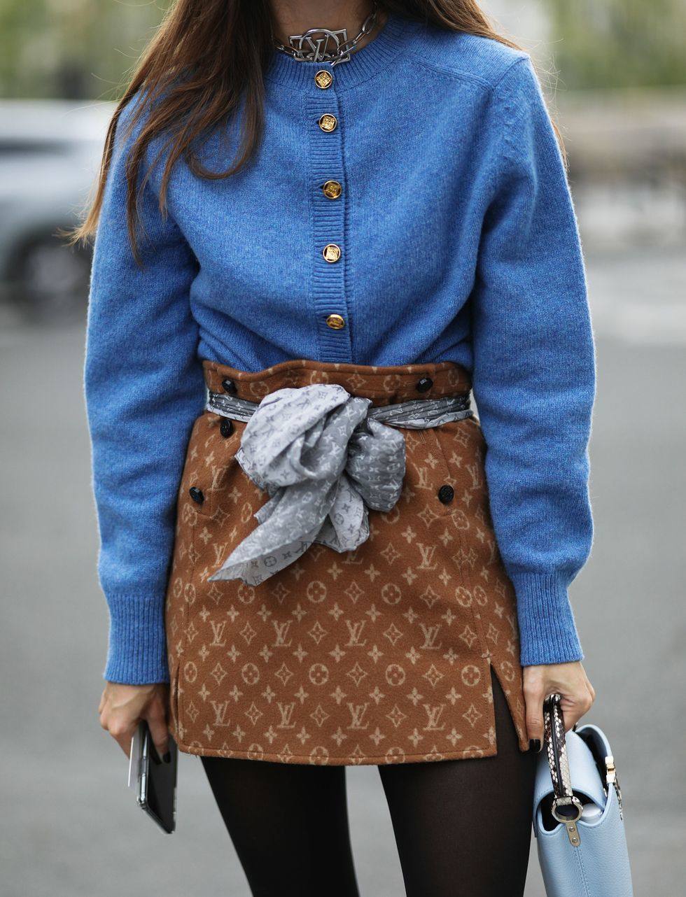 Si hay un complemento por el que no pasan los años ni las modas, ese es el pañuelo. Desde hace algunas temporadas, este complemento se ha hecho «dueño y señor» de los looks más sofisticados, sumándolo al pelo, portándolo atado al bolso o llevándolo a modo de cinturón. Mil y una combinaciones que transforman nuestros estilismos sin grandes sobresaltos. Actualmente, la tendencia nos indica que los pañuelos se pueden llevar sobre los abrigos, a modo de fajín para aportar un toque de color al 'outfit', cruzado sobre el cuerpo o a modo de «chal asimétrico» con la ayuda de un cinturón