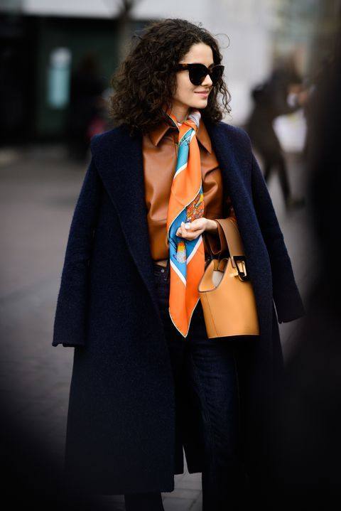 Si hay un complemento por el que no pasan los años ni las modas, ese es el pañuelo. Desde hace algunas temporadas, este complemento se ha hecho «dueño y señor» de los looks más sofisticados, sumándolo al pelo, portándolo atado al bolso o llevándolo a modo de cinturón. Mil y una combinaciones que transforman nuestros estilismos sin grandes sobresaltos. Actualmente, la tendencia nos indica que los pañuelos se pueden llevar sobre los abrigos, a modo de fajín para aportar un toque de color al 'outfit', cruzado sobre el cuerpo o a modo de «chal asimétrico» con la ayuda de un cinturón