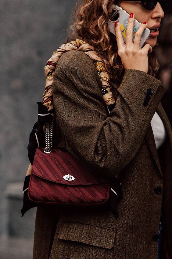 Si hay un complemento por el que no pasan los años ni las modas, ese es el pañuelo. Desde hace algunas temporadas, este complemento se ha hecho «dueño y señor» de los looks más sofisticados, sumándolo al pelo, portándolo atado al bolso o llevándolo a modo de cinturón. Mil y una combinaciones que transforman nuestros estilismos sin grandes sobresaltos. Actualmente, la tendencia nos indica que los pañuelos se pueden llevar sobre los abrigos, a modo de fajín para aportar un toque de color al 'outfit', cruzado sobre el cuerpo o a modo de «chal asimétrico» con la ayuda de un cinturón