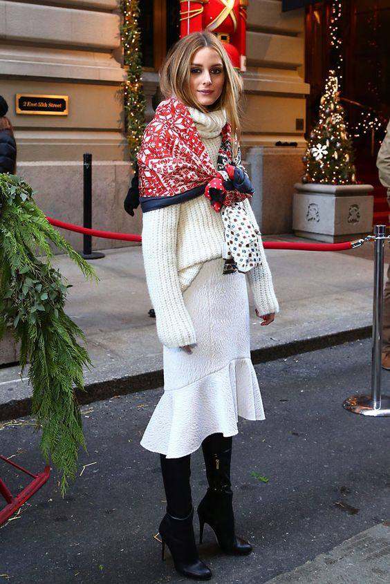 Si hay un complemento por el que no pasan los años ni las modas, ese es el pañuelo. Desde hace algunas temporadas, este complemento se ha hecho «dueño y señor» de los looks más sofisticados, sumándolo al pelo, portándolo atado al bolso o llevándolo a modo de cinturón. Mil y una combinaciones que transforman nuestros estilismos sin grandes sobresaltos. Actualmente, la tendencia nos indica que los pañuelos se pueden llevar sobre los abrigos, a modo de fajín para aportar un toque de color al 'outfit', cruzado sobre el cuerpo o a modo de «chal asimétrico» con la ayuda de un cinturón