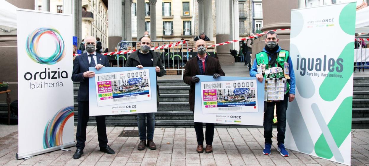 Juan Carlos Andueza, Adur Ezenarro, Roberto Doval y Roberto Freije, ayer, en la presentación del cupón. 