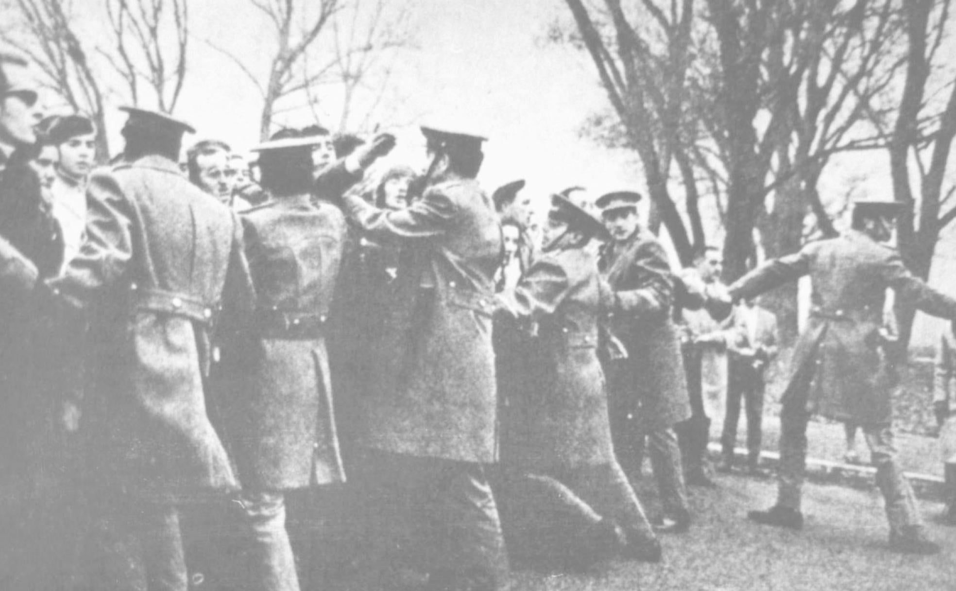 Diciembre de 1970. La Policía Armada frena una protesta en el exterior del Gobierno Militar de Burgos.