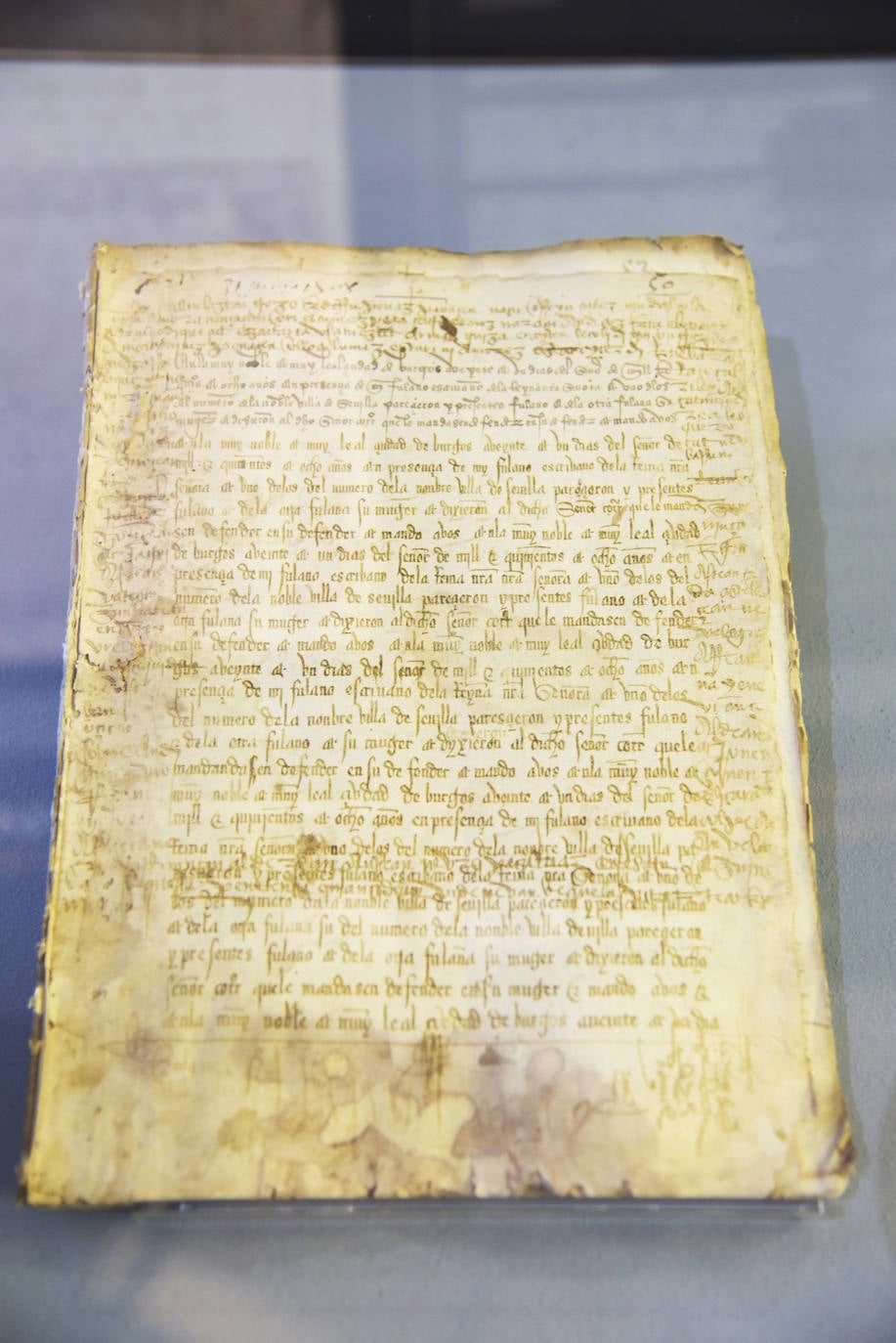 La Diputación Foral de Gipuzkoa ha celebrado el Día Internacional del Euskara con dos elementos extraordinarios en estos días: una buena noticia y una composición lírica en euskera, en realidad dos, de principios del siglo XVI. El texto, datado en torno a 1515, es el primer texto en dialecto gipuzcoano arcaico del que hay constancia, así la primera poesía escrita en euskera de ha llegado hasta nuestros días. El documento, hallado de manera fortuita en el Archivo Histórico Provincial y de Protocolos Históricos de Gipuzkoa, en Oñati, el pasado mes de junio, sería también, con dos breves manuscritos hallados en Navarra el siglo XV, el tercer texto en euskera más antiguo de cuantos se conocen.