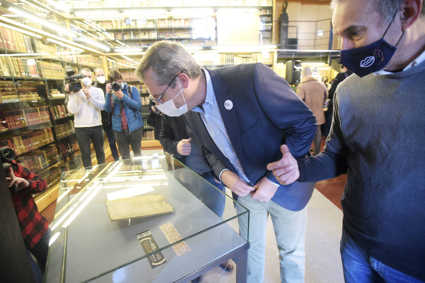 La Diputación Foral de Gipuzkoa ha celebrado el Día Internacional del Euskara con dos elementos extraordinarios en estos días: una buena noticia y una composición lírica en euskera, en realidad dos, de principios del siglo XVI. El texto, datado en torno a 1515, es el primer texto en dialecto gipuzcoano arcaico del que hay constancia, así la primera poesía escrita en euskera de ha llegado hasta nuestros días. El documento, hallado de manera fortuita en el Archivo Histórico Provincial y de Protocolos Históricos de Gipuzkoa, en Oñati, el pasado mes de junio, sería también, con dos breves manuscritos hallados en Navarra el siglo XV, el tercer texto en euskera más antiguo de cuantos se conocen.