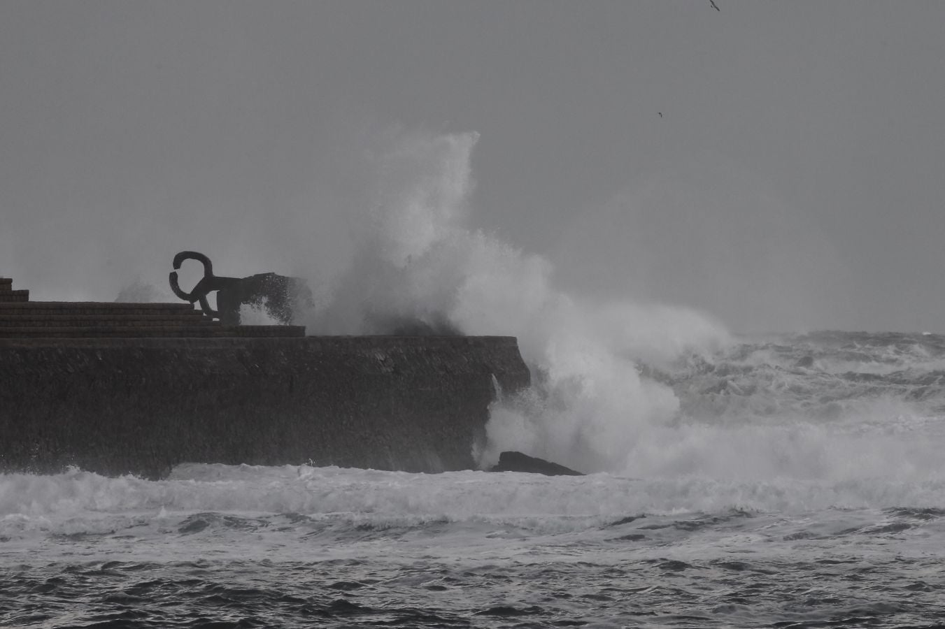 El temporal invernal 'Dora' ha cubierto de nieve las cumbres y embravecido el mar. El fuerte oleaje azota la costa, donde permanece activa la alerta naranja por olas que pueden alcanzar los 7 metros.