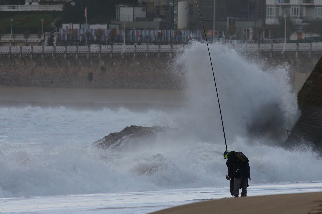 El temporal invernal 'Dora' ha cubierto de nieve las cumbres y embravecido el mar. El fuerte oleaje azota la costa, donde permanece activa la alerta naranja por olas que pueden alcanzar los 7 metros.