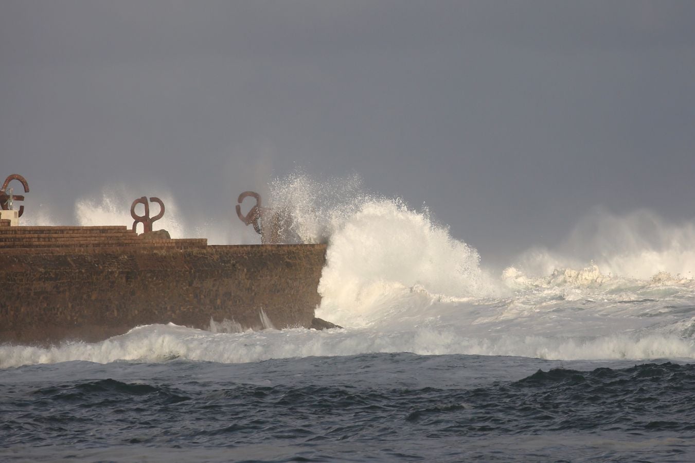 El temporal invernal 'Dora' ha cubierto de nieve las cumbres y embravecido el mar. El fuerte oleaje azota la costa, donde permanece activa la alerta naranja por olas que pueden alcanzar los 7 metros.