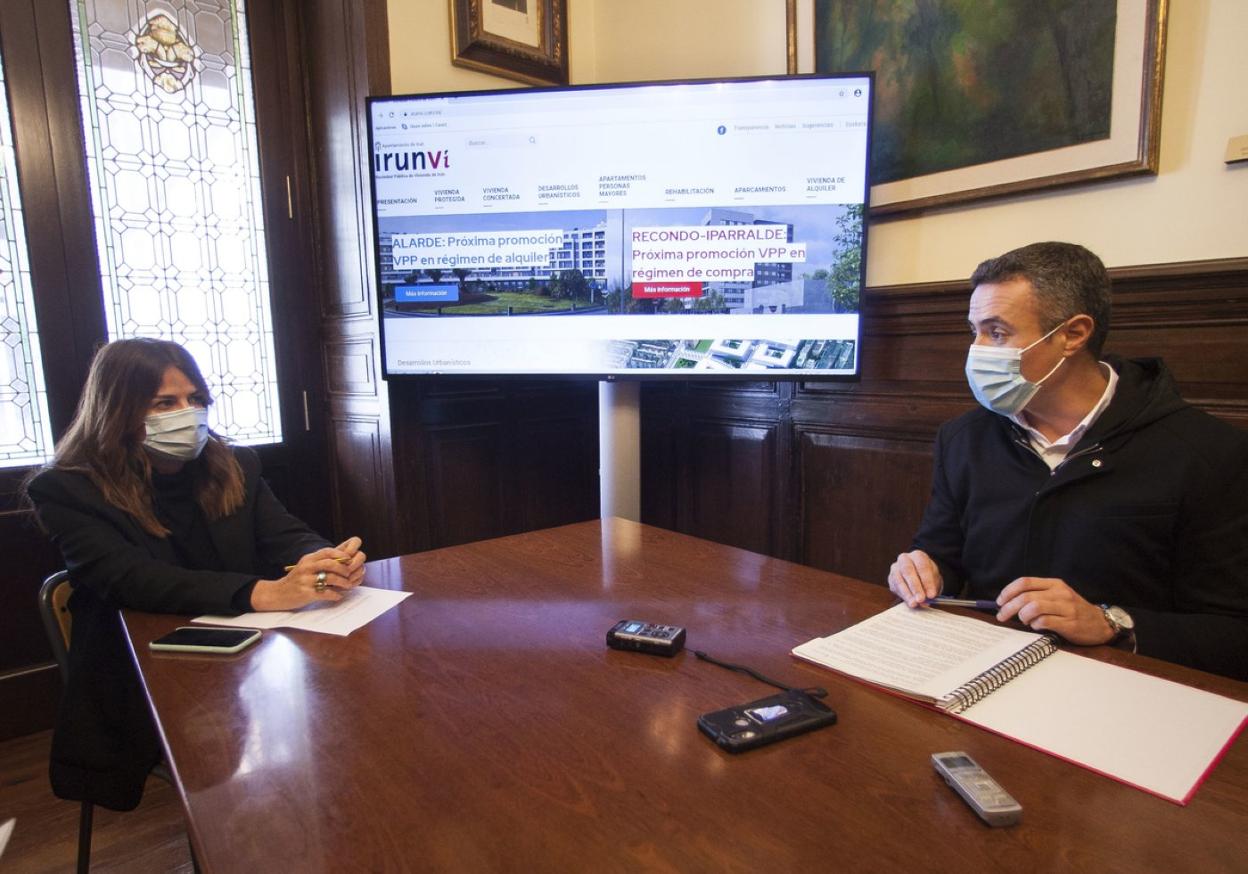 Idoia Yarza y Jon Ugarte presentaron la renovada página web de Irunvi. 
