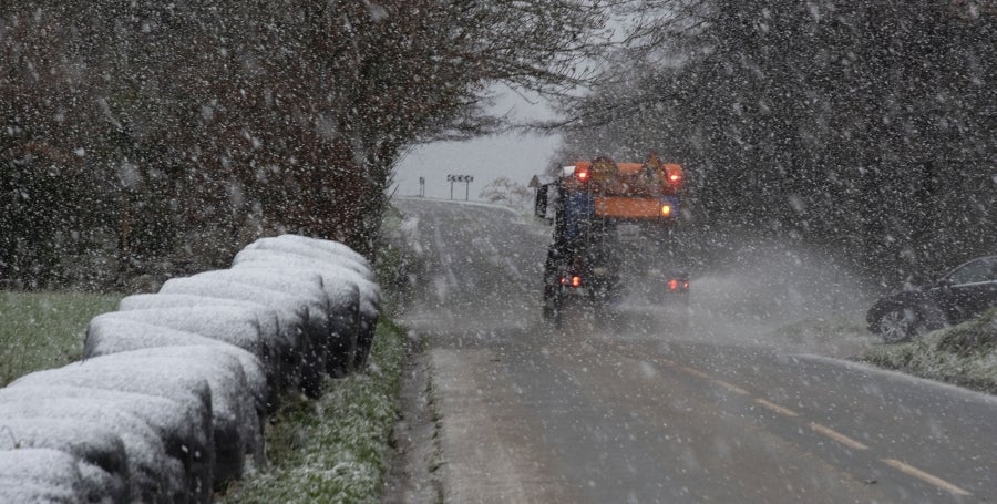 La nieve caída en las últimas horas obliga a los conductores a circular en sus vehículos con cadenas por cuatro puertos de la red secundaria viaria vasca, los alaveses de Herrera, Kurtzeta, Opakoa y Orduña. 