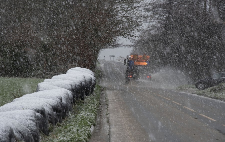 La nieve caída en las últimas horas obliga a los conductores a circular en sus vehículos con cadenas por cuatro puertos de la red secundaria viaria vasca, los alaveses de Herrera, Kurtzeta, Opakoa y Orduña. 