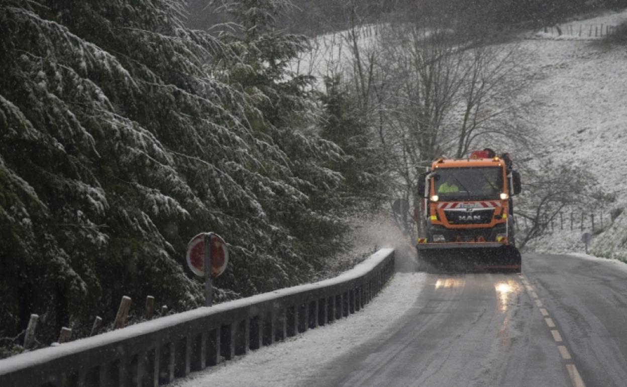 Nieve en el embalse de Ibiur, en Orendain, con el Txindoki blanco al fondo.