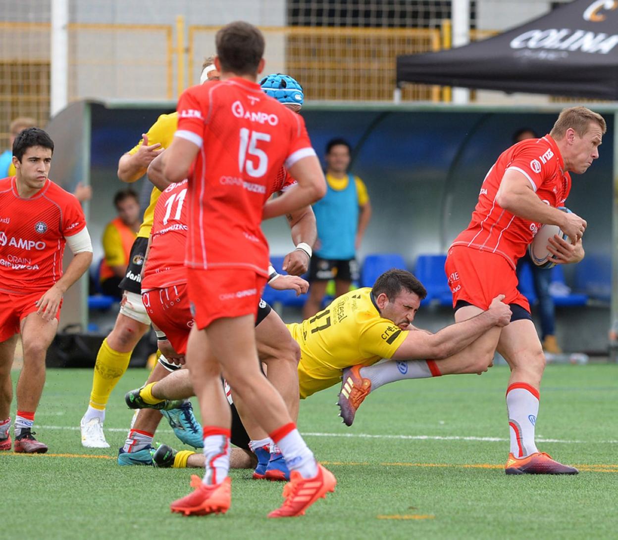 Engelbretch trata de escaparse de un placaje rival en Burgos. 