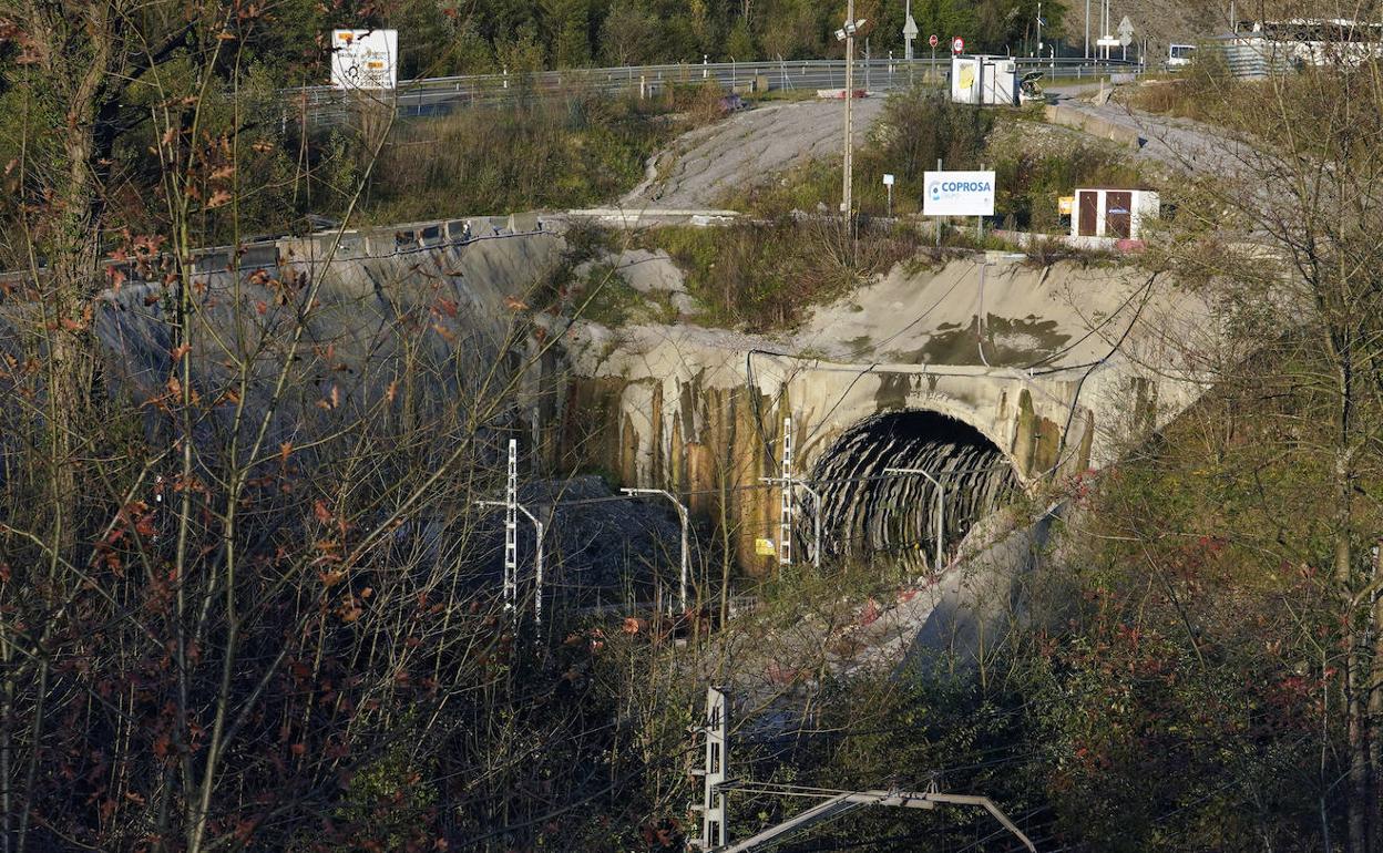 El cartel con el nombre de la empresa que debía haber abierto ya el gálibo del túnel preside aún la obra que lleva casi tres años parada