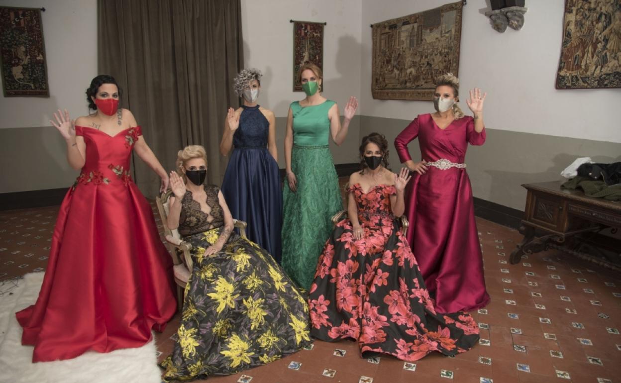 Elegancia. Cristina Pérez -a la derecha- posa con las cinco participantes en su reportaje. 