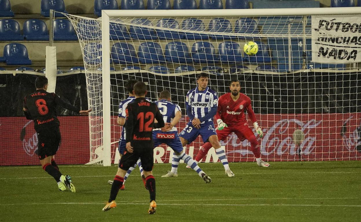 Merino chuta a la portería defendida por Pacheco. 