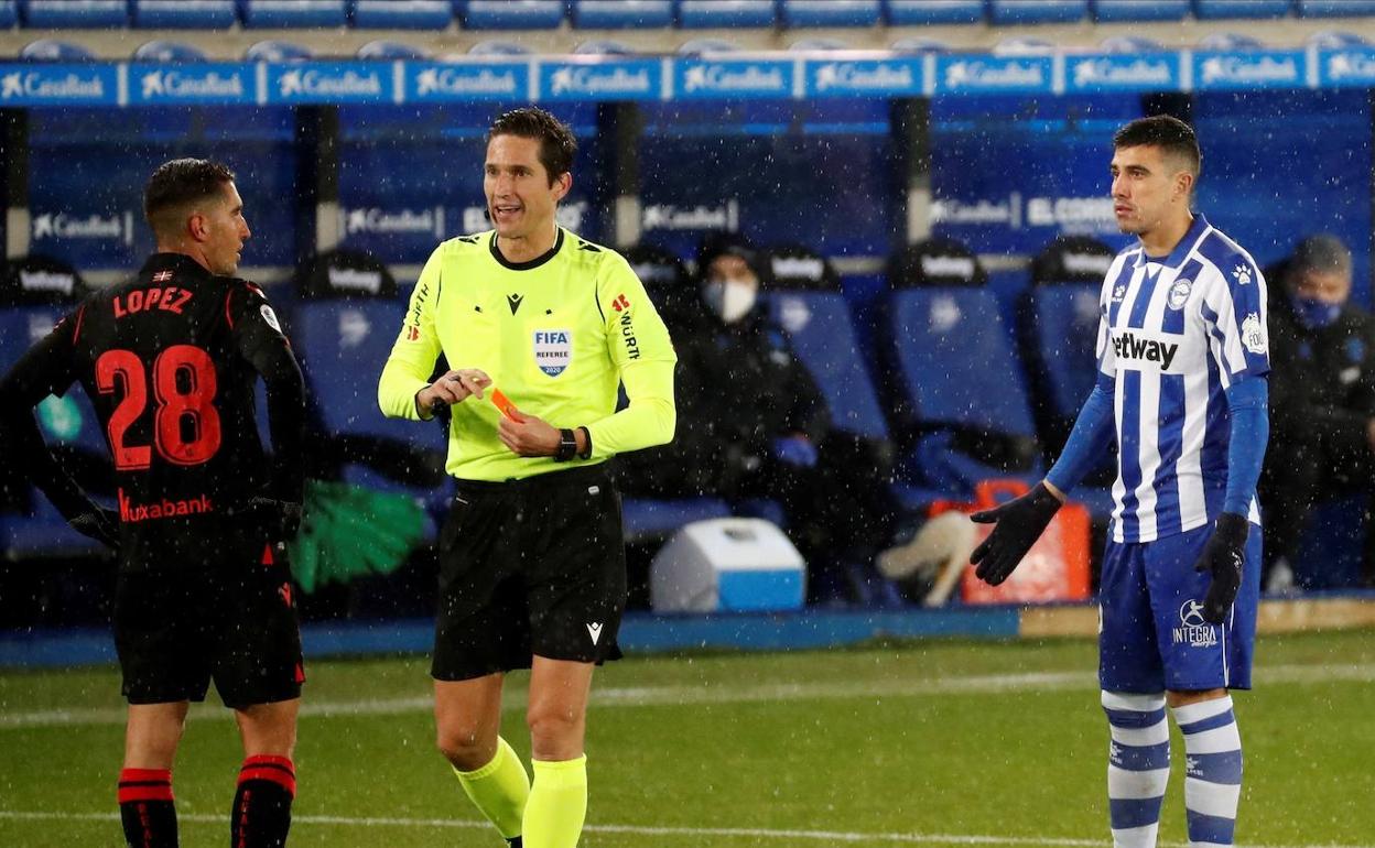 Battaglia, tras ser expulsado en el Alavés - Real Sociedad de ayer. 