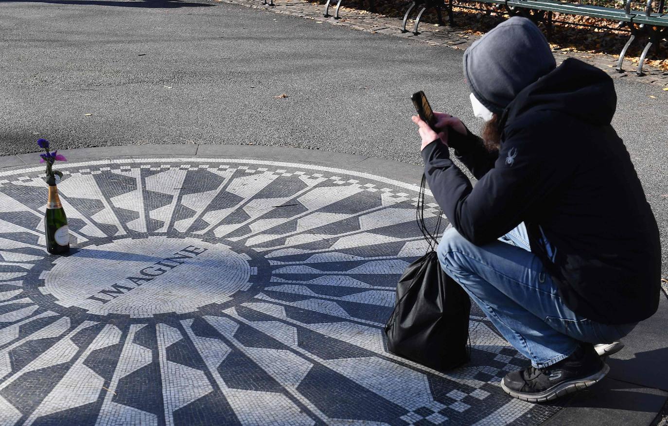 la vida de John Lennon se acabó brutalmente justo hoy hace 40 años en Nueva York, pero su leyenda sigue viva, su música se continúa escuchando en todo el mundo y su figura es aún una fuente de inspiración para otros artistas.