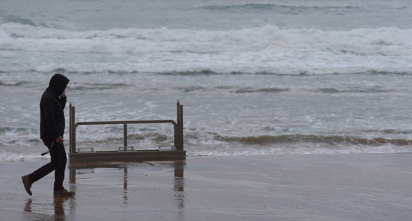 Fotos: El temporal de olas azota Zarautz